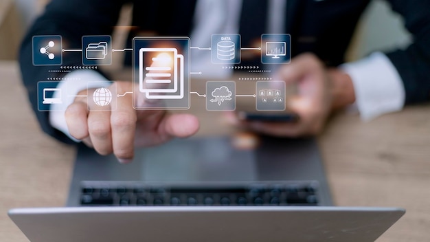 Empresario que utiliza una computadora para documentar el concepto de gestión de documentación en línea, base de datos y sistema de almacenamiento de archivos digitales, software de registros, mantenimiento de la tecnología de base de datos, acceso a archivos, intercambio de documentos.