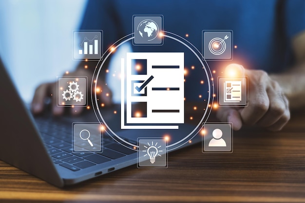 Empresario que utiliza una computadora para documentar el concepto de gestión