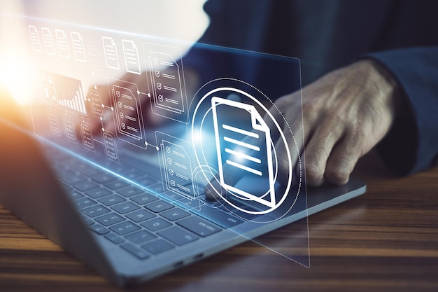 Empresario que utiliza computadora para la gestión de documentos DMS y software ERP para la gestión del sistema de documentos Software de automatización para archivar y administrar eficientemente archivos de información