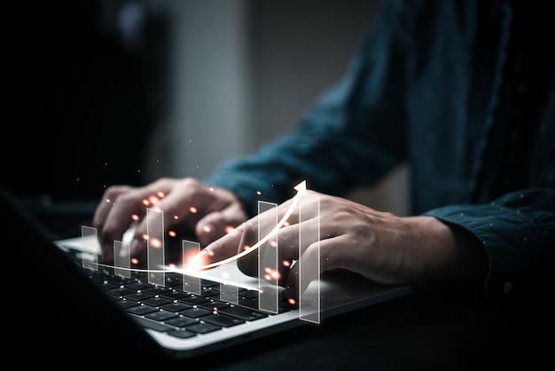 Empresario que utiliza una computadora portátil con gráfico de inversión empresarial y concepto financiero de crecimiento económico Análisis de datos de inversores para la planificación en la estrategia de un fondo de mercado de valores