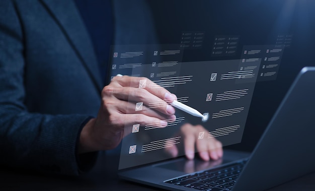 Empresario que utiliza una computadora portátil haciendo una encuesta de lista de comprobación en línea llenando un formulario digital lista de verificación tomar una evaluación cuestionario evaluación encuesta en línea y examen rendimiento empresarial