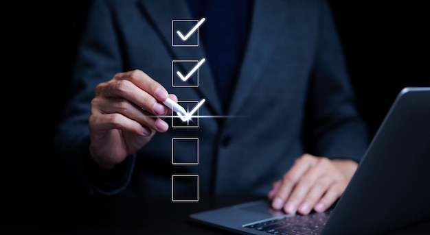 Empresario que utiliza una computadora portátil haciendo una lista de verificación en línea encuesta llenando un formulario digital lista de verificacion hacer una evaluación lista de verificació de rendimiento empresarial cuestionario evaluación encuesta en línea examen en línea