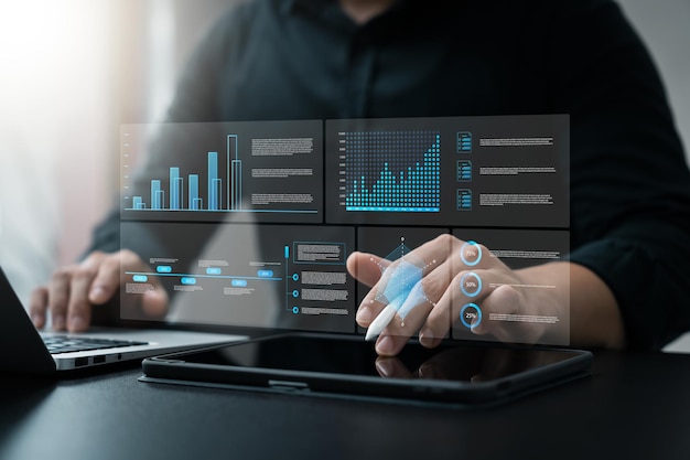 Empresario que utiliza computadora portátil y tableta cifras financieras y analiza el crecimiento Mercado de valores y mercados digitales y estrategia empresarial Banca y finanzas Negocio Inversión en la economía global