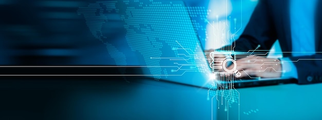Empresario que utiliza computadoras portátiles y teléfonos inteligentes con un enfoque en tecnología y recursos de Internet.