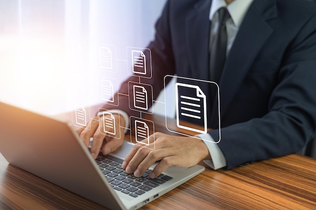 Empresario que utiliza el concepto de gestión de documentos informáticos con iconos en la pantalla virtual ERP