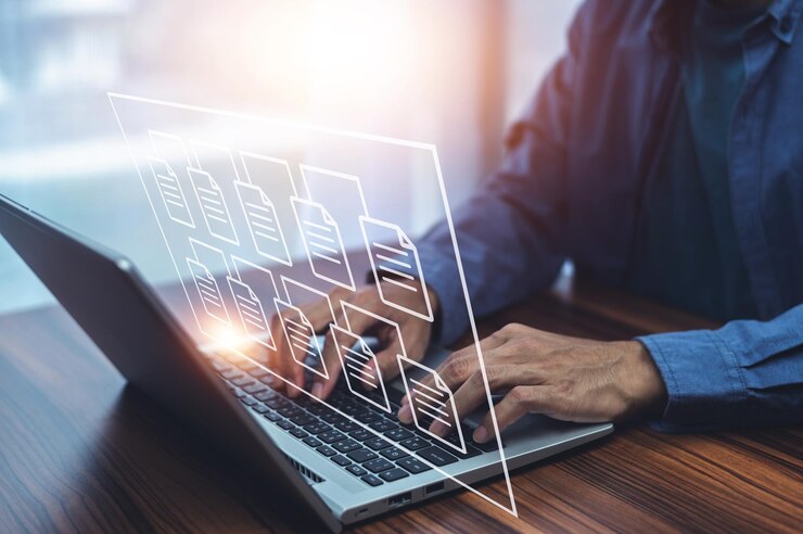 Foto empresario que utiliza el concepto de gestión de documentos de planificación de recursos empresariales erp con iconos en la pantalla virtual