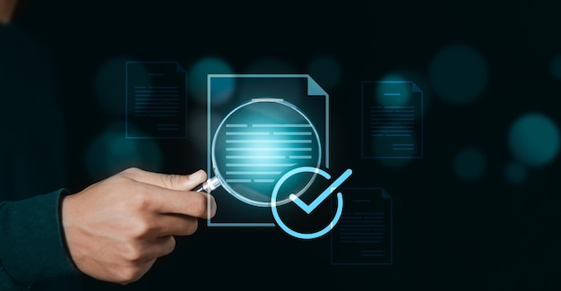 Empresario que utiliza una lupa para enfocar el icono de documento aprobado en documentos digitales para aprobar propuestas de proyectos empresariales Garantía de calidad y evaluación en línea del concepto empresarial