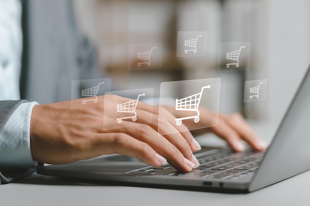 Empresario que utiliza el símbolo de porcentaje de la computadora portátil en una pantalla virtual tasas de interés y dividendos rendimientos de acciones y fondos mutuos inversión a largo plazo para la jubilación