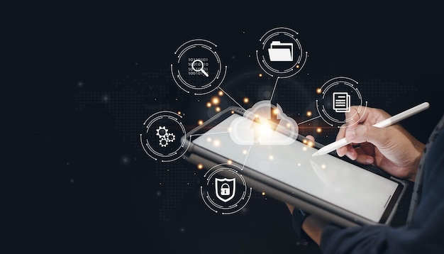Empresario que utiliza una tableta para conectarse a Internet en todo el mundo Base de datos en la nube