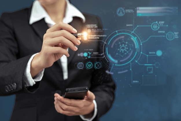 Empresario que utiliza una tableta digital con pantalla VR inteligente de IA