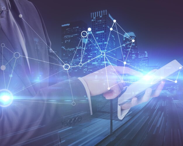 Empresario que utiliza una tableta en un fondo abstracto de la ciudad con un patrón digital Concepto de tecnología y comunicación