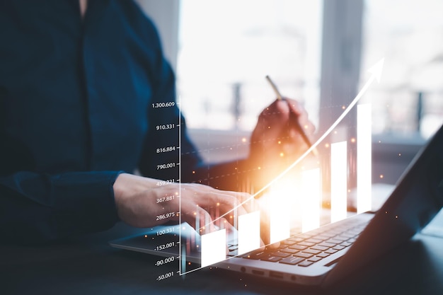 empresario que utiliza tecnología de finanzas portátil y concepto de inversión Mercado de valores Inversiones Fondos y activos digitales empresario que analiza datos financieros de gráficos de comercio de divisas Finanzas empresariales