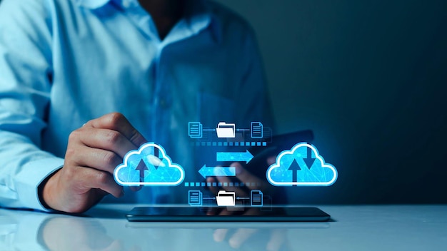 Empresario que utiliza la tecnología en la nube para conectar datos empresariales Exposición de ideas sobre el concepto de computación en la nube