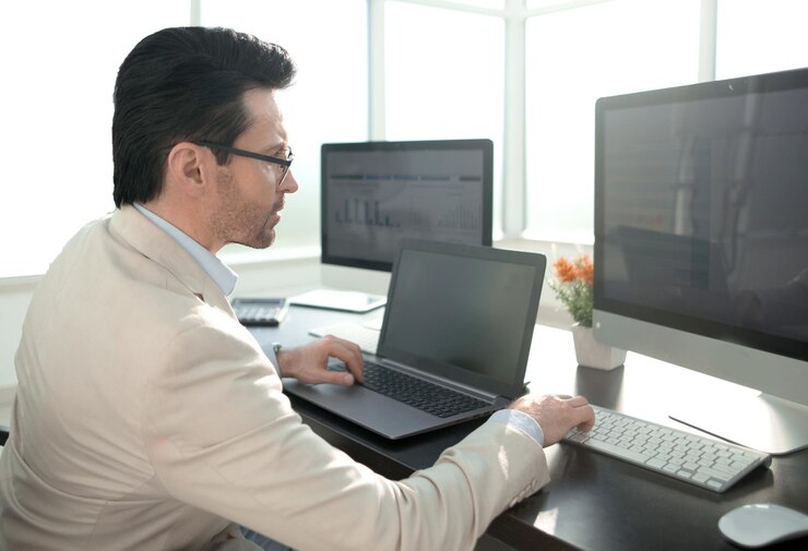 Foto empresario que utiliza tecnologías modernas para personas de tecnología de procesamiento de datos financieros