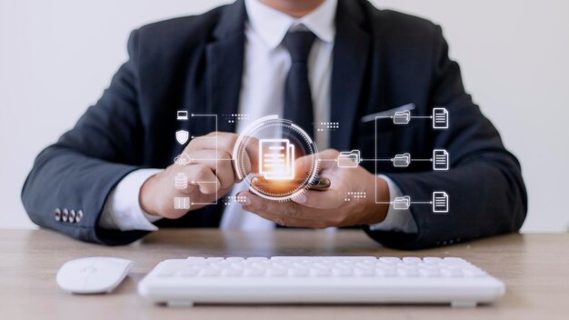 Empresario que utiliza un teléfono inteligente para documentar el concepto de gestión de bases de datos de documentación en línea y un sistema de almacenamiento de archivos digitales o registros de software que mantienen la tecnología de bases de datos acceso a archivos documentos compartidos