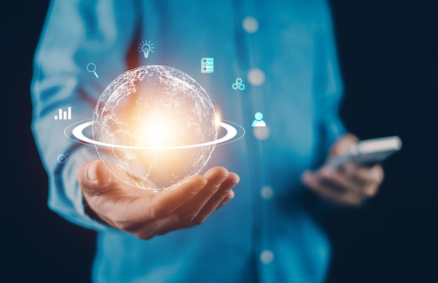 Empresario que utiliza un teléfono inteligente móvil Empresa de conexión global a Internet Tecnología de aplicaciones y marketing digital