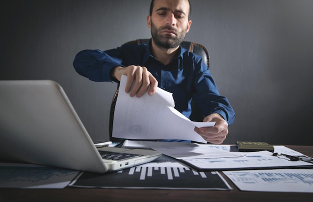 Empresário quebrando contrato no escritório.