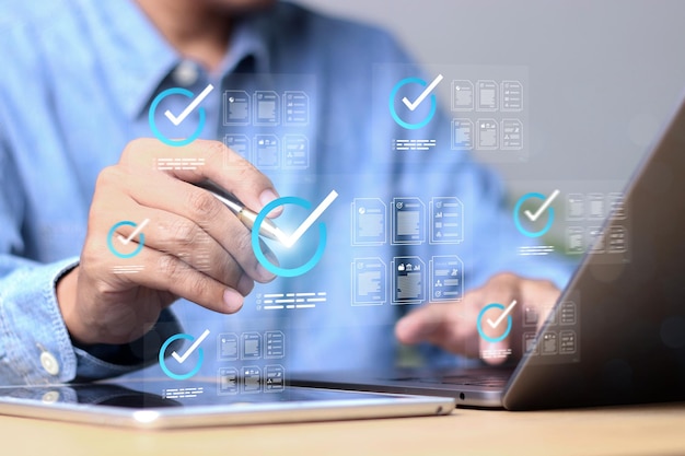 Empresario Realice una evaluación Lista de comprobación Evaluación del cuestionario Rellenando una encuesta en línea