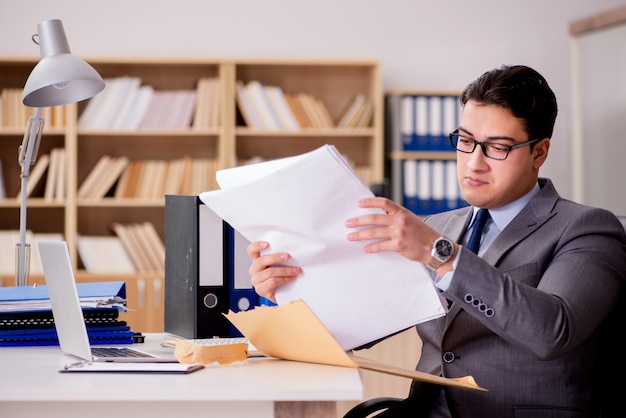 Foto empresário, recebendo carta envelope no escritório