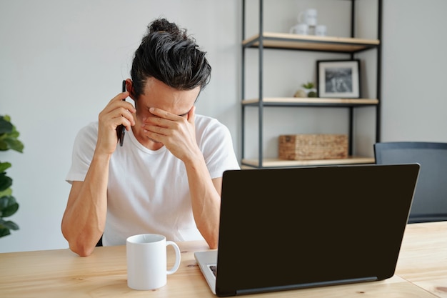 Empresário, recebendo más notícias