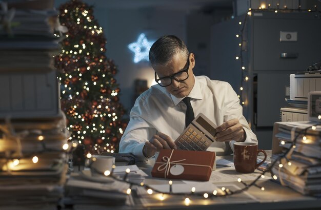 Empresário recebendo um presente de Natal chato