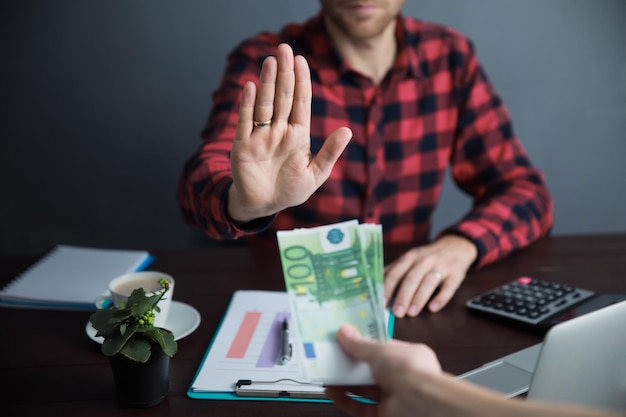 Foto empresario rechazando dinero