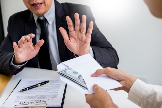 Empresario rechazando o rechazando dinero en el sobre