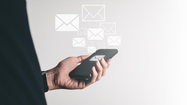 El empresario recibió el mensaje de correo electrónico de un teléfono inteligente Tecnología de la información y concepto de red
