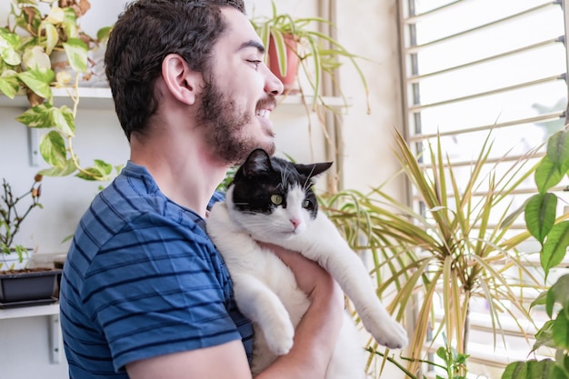 Empresario relajándose con gato después de un día de trabajo