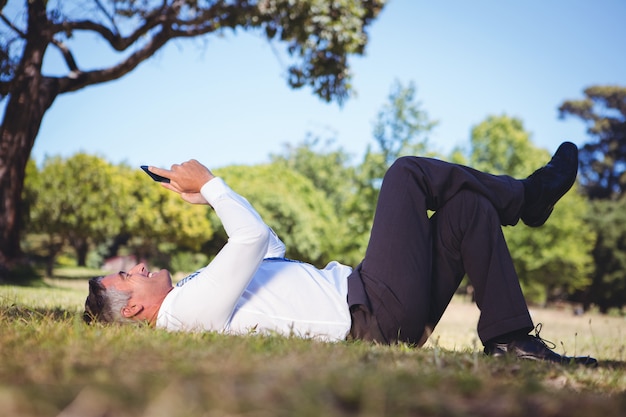 Empresario relajante en el parque en un día soleado