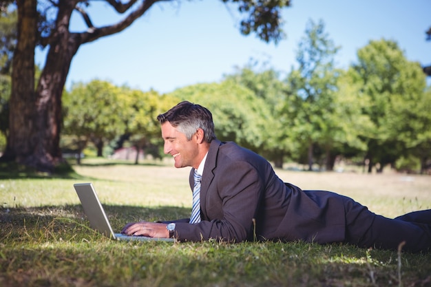 Empresário relaxante no parque