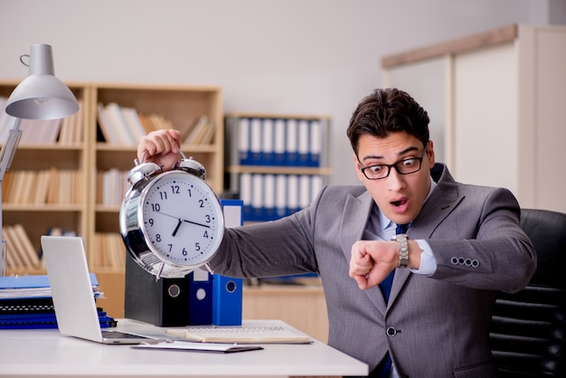 Foto empresario con reloj que no cumple con los plazos