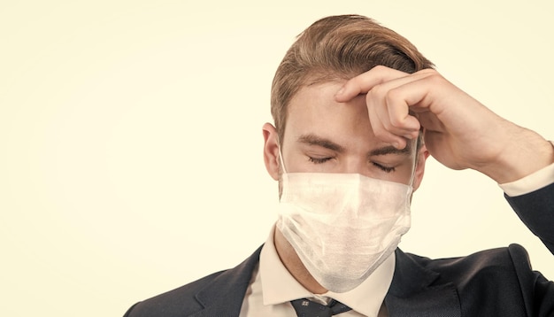 Empresario en respirador tiene dolor de cabeza covid19 prevención hombre cansado en máscara durante coronavirus