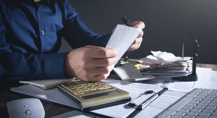 Foto empresario revisando facturas. negocio. finanzas