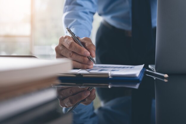 Empresario revisando informe comercial trabajando en oficina