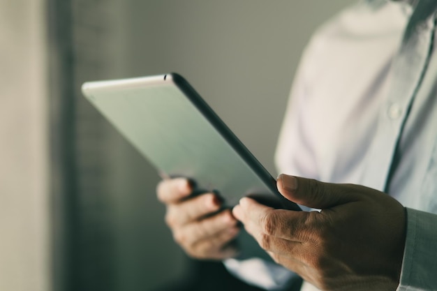 Empresario revisando plan de trabajo diario y correo electrónico en tablet hombre de negocios revisando inversión en acciones