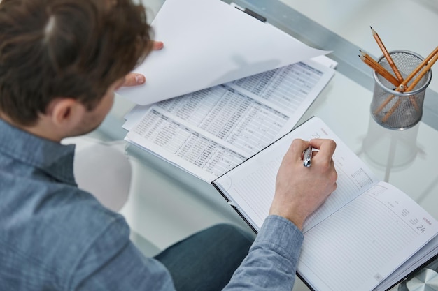 Foto empresário revisando relatórios de documentos no local de trabalho do escritório