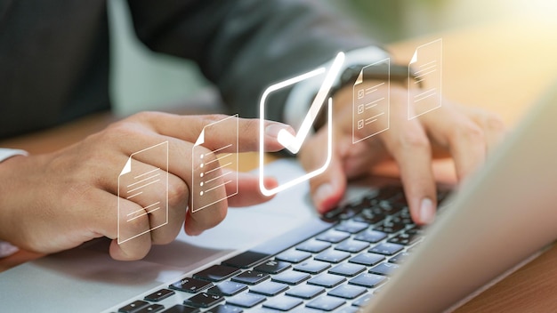 Empresario revisando el sistema de gestión de documentos DMS y aprobando Optimice los documentos en línea, mejore el control de archivos y la eficiencia del flujo de trabajo con documentos electrónicos