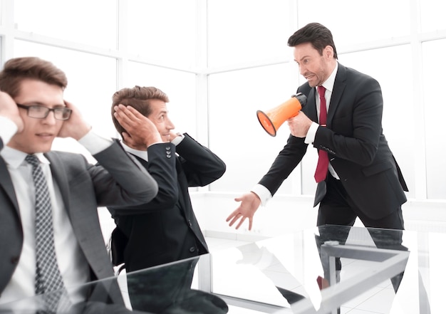 Foto empresário rigoroso gritando com colegas durante uma reunião de negócios a metáfora do negócio