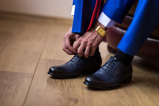 Empresario ropa zapatos, hombre preparándose para el trabajo, novio mañana antes de la ceremonia de la boda