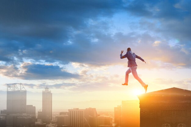 Empresario saltando alto en el aire como símbolo de progreso. Técnica mixta