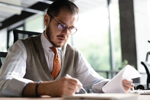 Empresario satisfecho leyendo documentos en papel cartas recibiendo noticias agradables freelancer mirando contrato con buena oferta