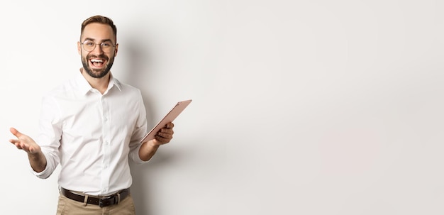 Foto empresário satisfeito elogiando o bom trabalho lendo relatório sobre tablet digital feliz contra whi