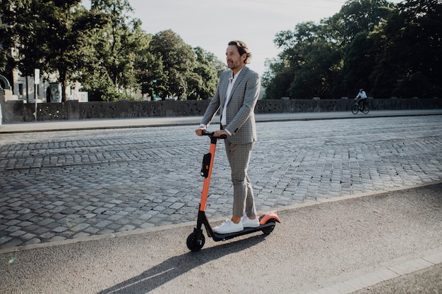 Empresario con scooter en la ciudad