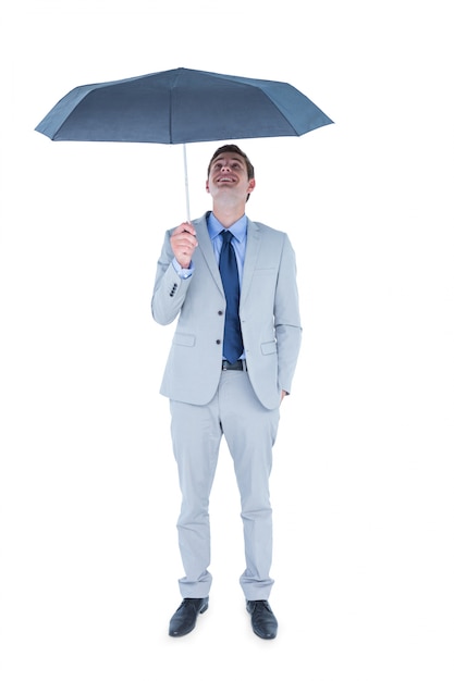 Empresário se abrigando sob o guarda-chuva