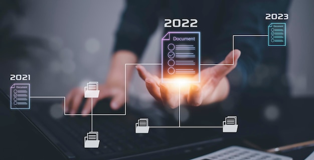 Empresário segura a pasta do sistema de gerenciamento de documentos banco de dados de documentação on-line e automação de processos para gerenciar com eficiência arquivos conhecimento do trabalho tecnologia de negócios corporativos