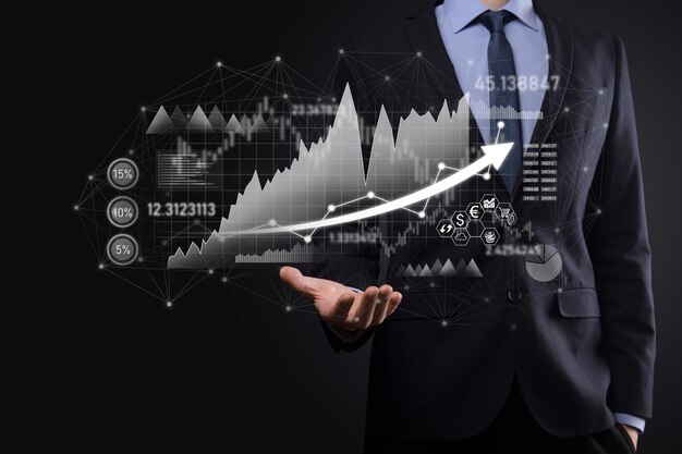 Empresário segura dados de vendas e gráfico gráfico de crescimento econômico. Planejamento e estratégia empresarial. Análise de negociação de câmbio. Financeiro e bancário. Marketing digital de tecnologia. Plano de lucro e crescimento.