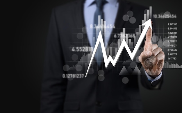 Empresário segura dados de vendas e gráfico gráfico de crescimento econômico. Planejamento e estratégia empresarial. Análise de negociação de câmbio. Financeiro e bancário. Marketing digital de tecnologia. Plano de lucro e crescimento.