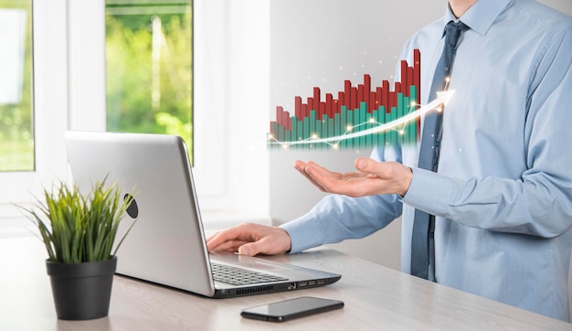 Empresário segura desenho na tela crescente seta do gráfico do ícone de crescimento positivo apontando para o gráfico de negócios criativos com setas para cimaConceito de crescimento de negócios financeiros