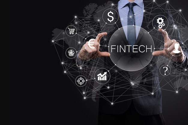 Empresário segura fintech - conceito de tecnologia financeira. pagamento bancário de investimento de negócios. investimento em criptomoeda e dinheiro digital. conceito de negócio na tela virtual.